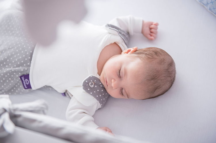 Bebé durmiendo en un saco de dormir Träumeland Bebé durmiendo en un saco de dormir Träumeland