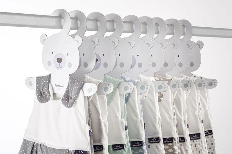 Varios sacos de dormir Träumeland colgados en un tendedero Varios sacos de dormir Träumeland colgados en un tendedero