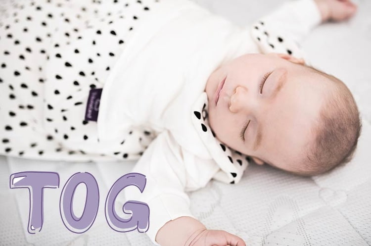 Baby schlafend im Träumeland Schlafsack auf Matratze Baby schlafend im Träumeland Schlafsack auf Matratze
