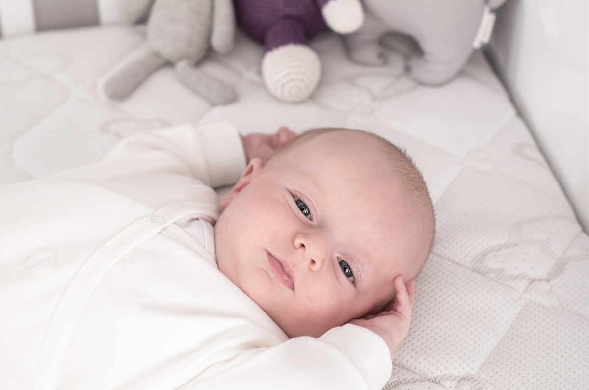 Baby auf Träumeland Matratze im Gitterbett Baby auf Träumeland Matratze im Gitterbett