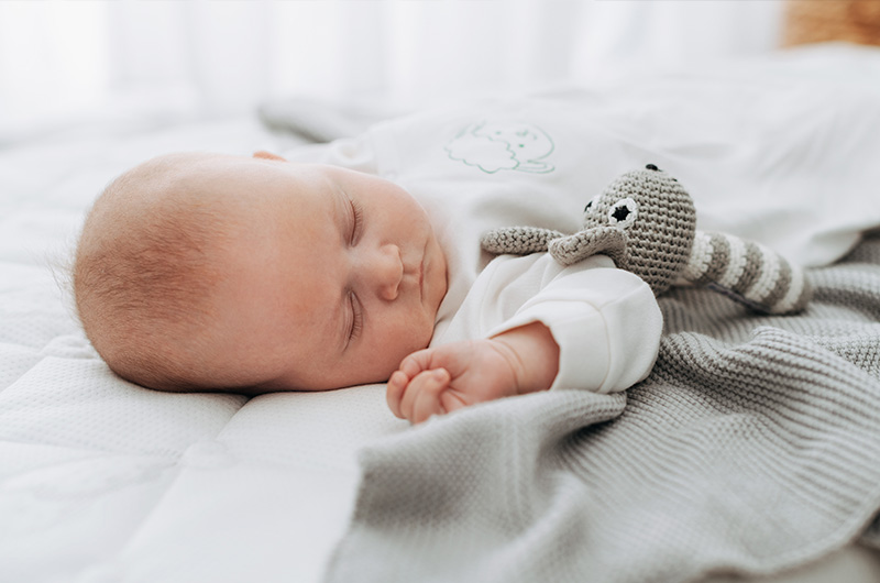 Baby sleeping in bed with a Träumeland inner sleeping bag certified by GOTS inner-sleeping-bag-baby-traeumeland