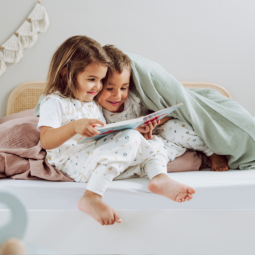Kinder im Schlafanzug light TO GO mit einem Buch