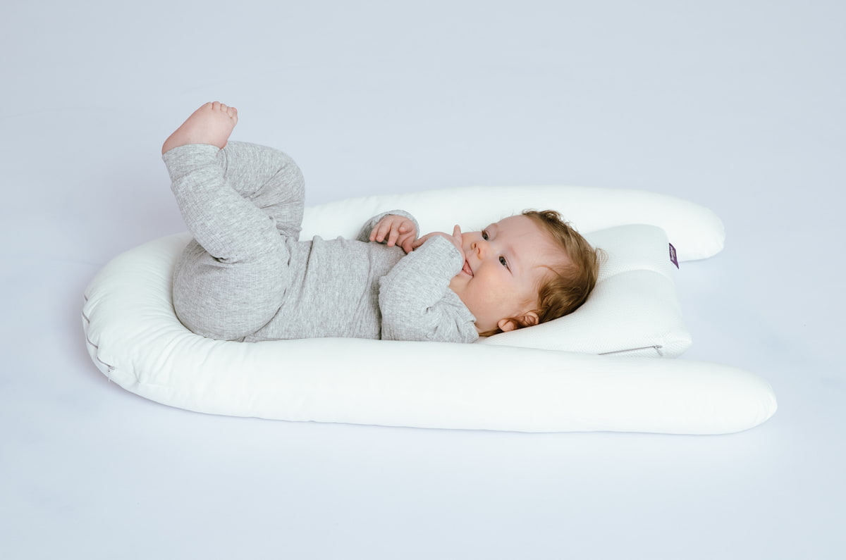 baby-im-carefor-entwicklungskissen-und-kuschelnest