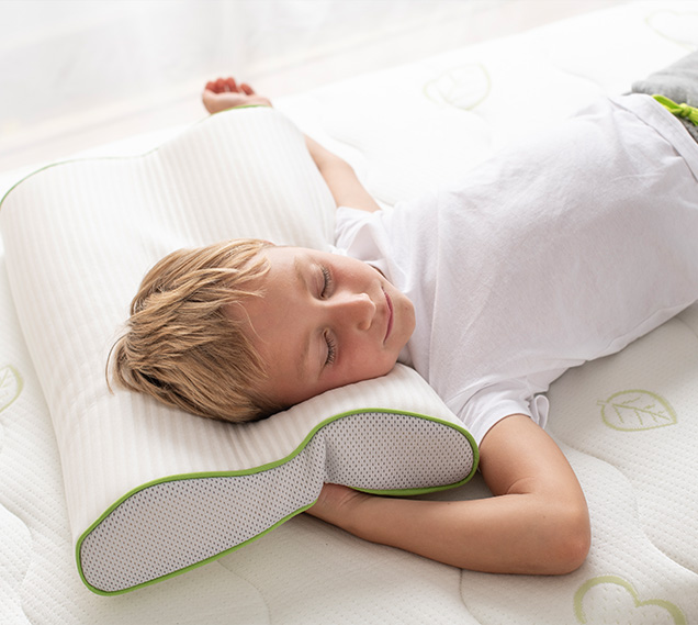 kind-auf-träumeland-kissen-ergonomisch kinderkissen-traeumeland-kinderbett