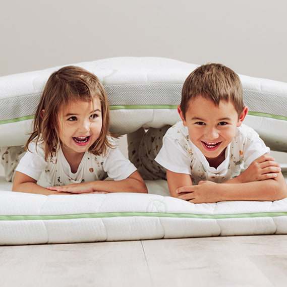 Children with Sleeping bag on MATTRESSES children's-sleeping-bag-with-feet-playing-floor