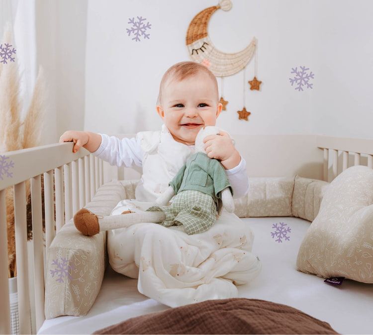 Baby in Gitterbett mit Kuscheltier Baby in Gitterbett mit Kuscheltier