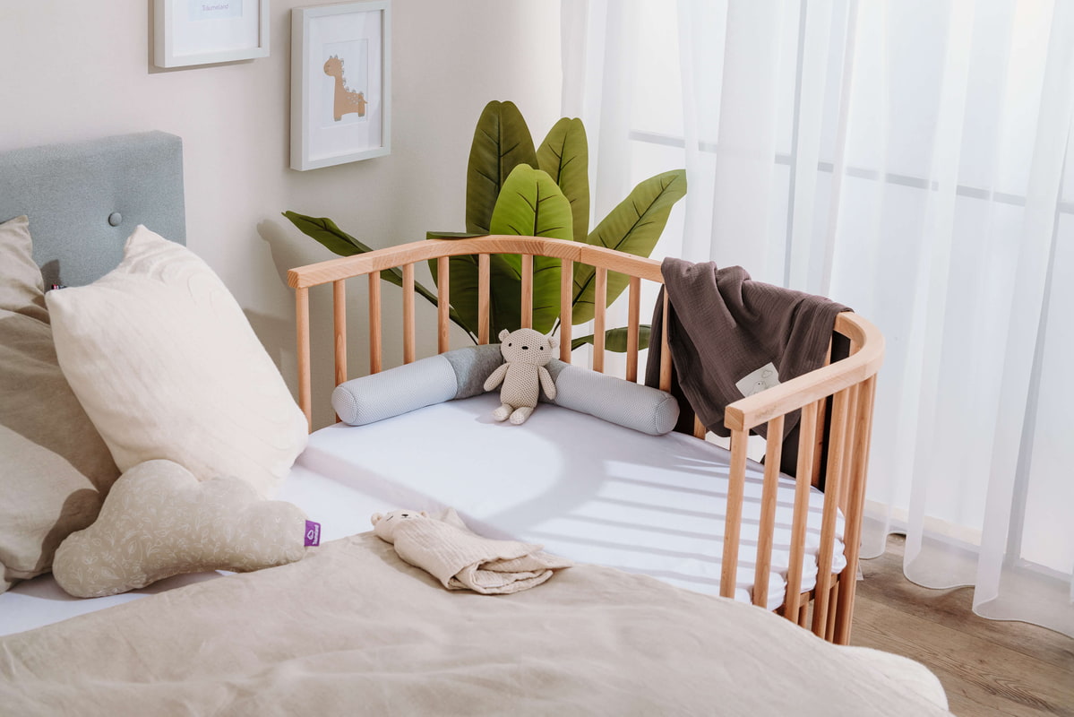 Parent's bed with a side bed and a baby mattress Parental bed with co-sleepter and mattress