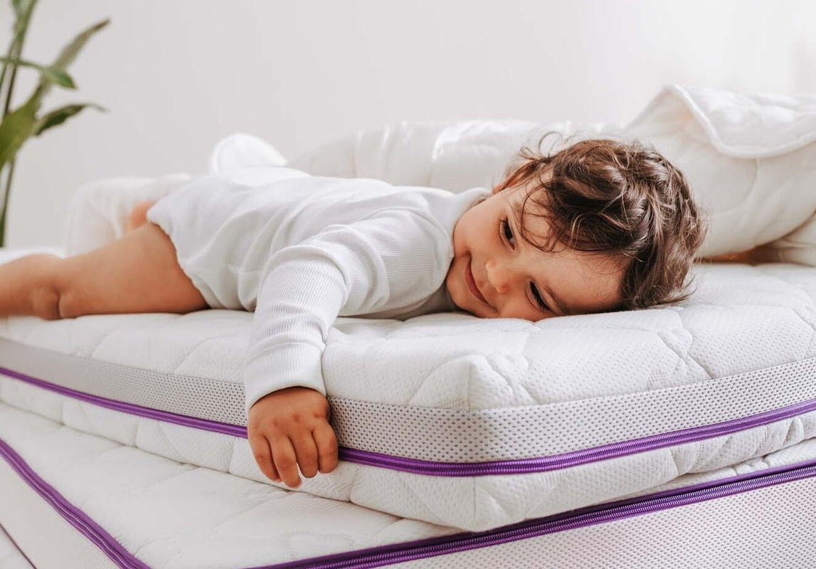 Baby snuggles into Träumeland mattress Baby snuggles into Träumeland mattress