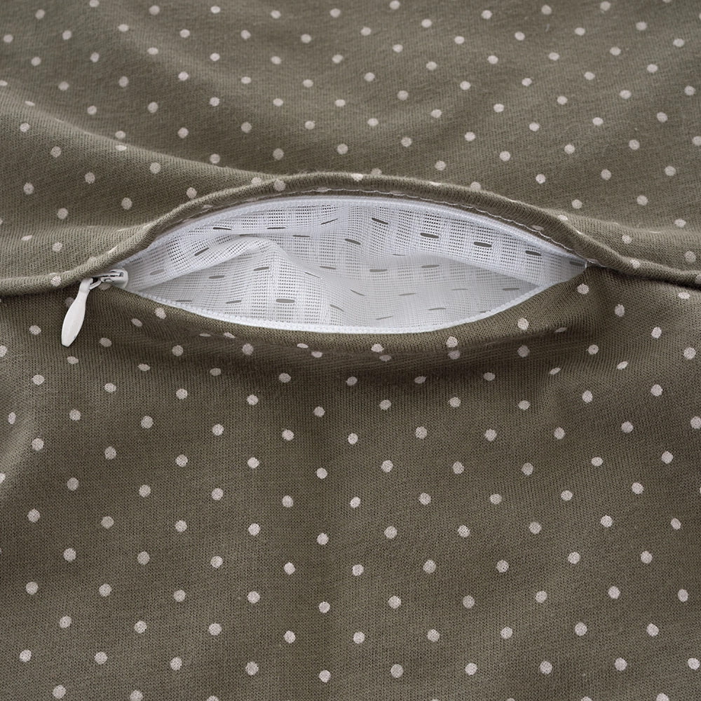 LIEBMICH Schlafsack im Design Pünktchen oliv Detailfoto vom Belüftungschlitz