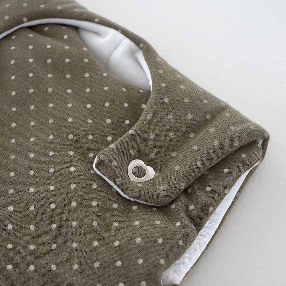 LIEBMICH Schlafsack im Design Pünktchen oliv Detailfoto vom Druckknopf