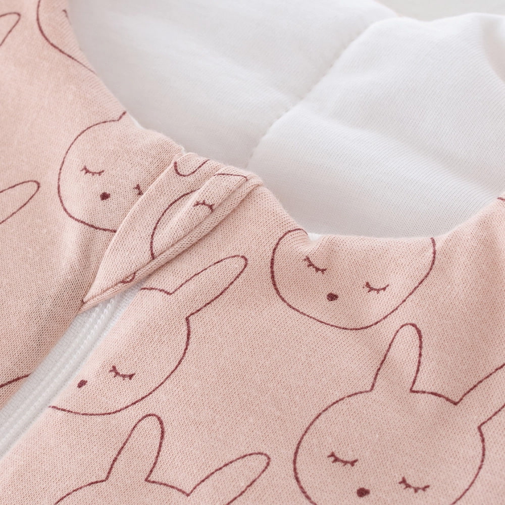 Schlafanzug TO GO im Design Kuschelhase beige Detail Kinnschutz