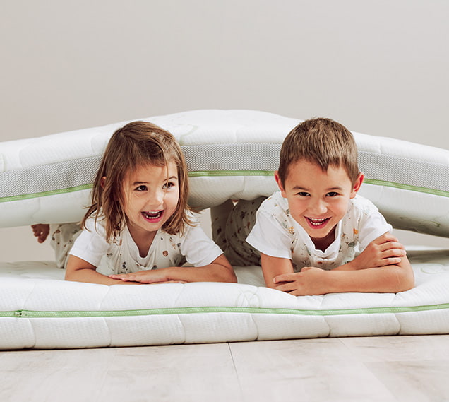 Enfants avec matelas pour jeunes
