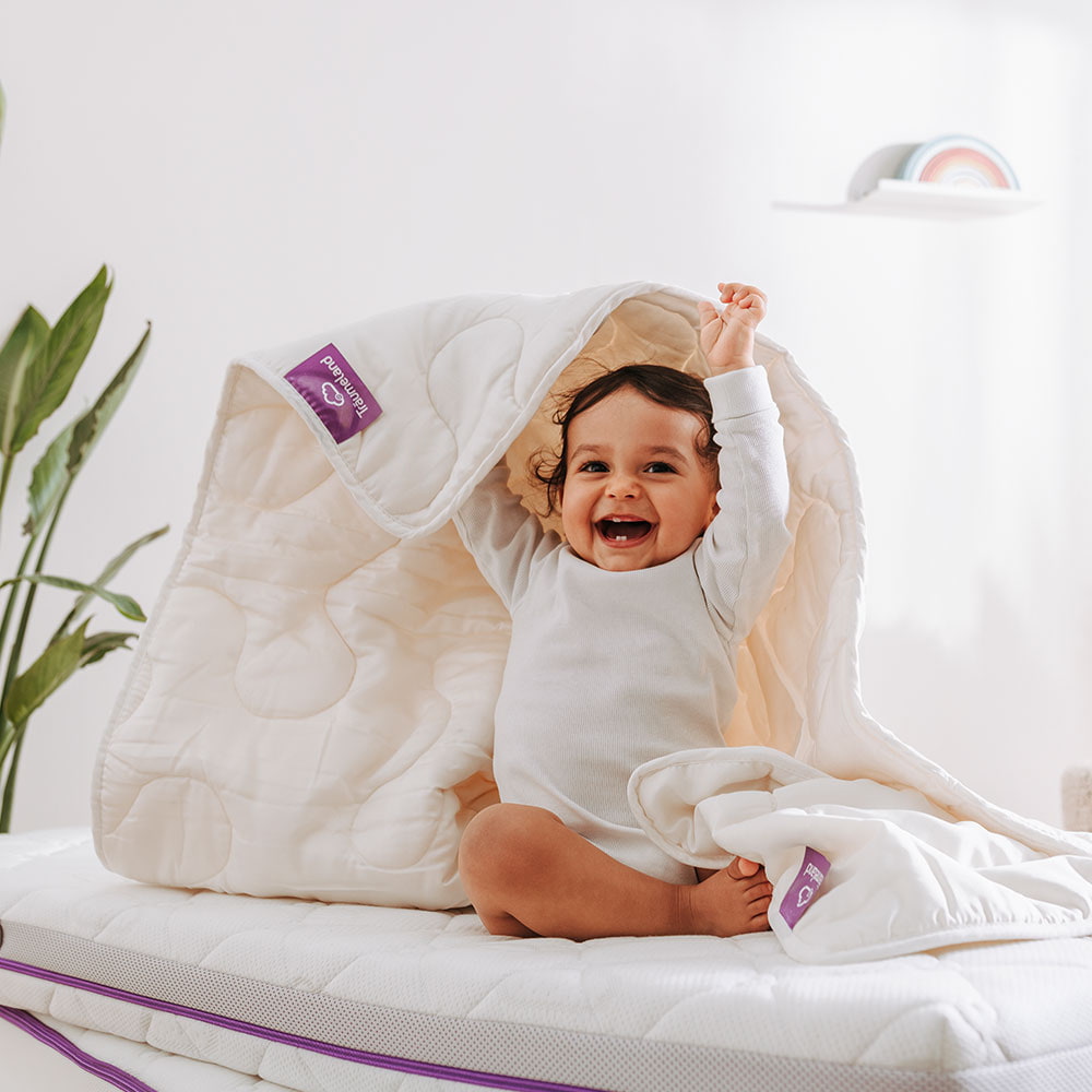 Baby versteckt unter Babydecke babydecke-traeumeland-babybett