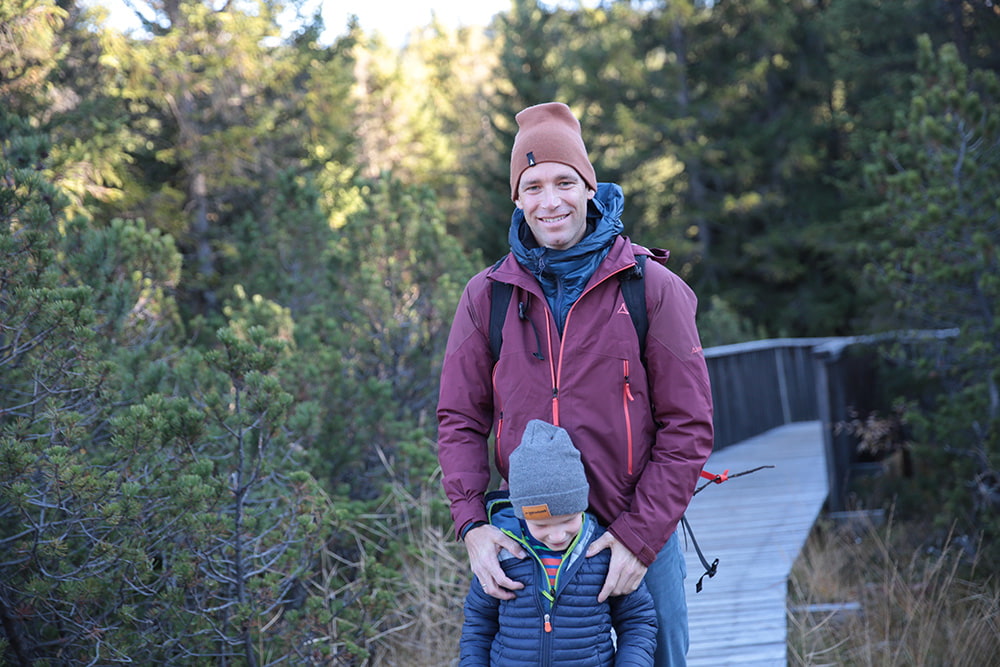 Benjamin Raich mit seinem Sohn beim Wandern