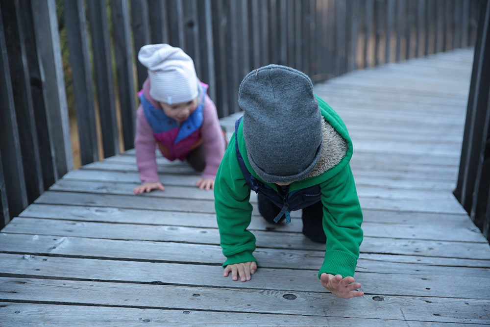 Kinder beim Spielen im Freien
