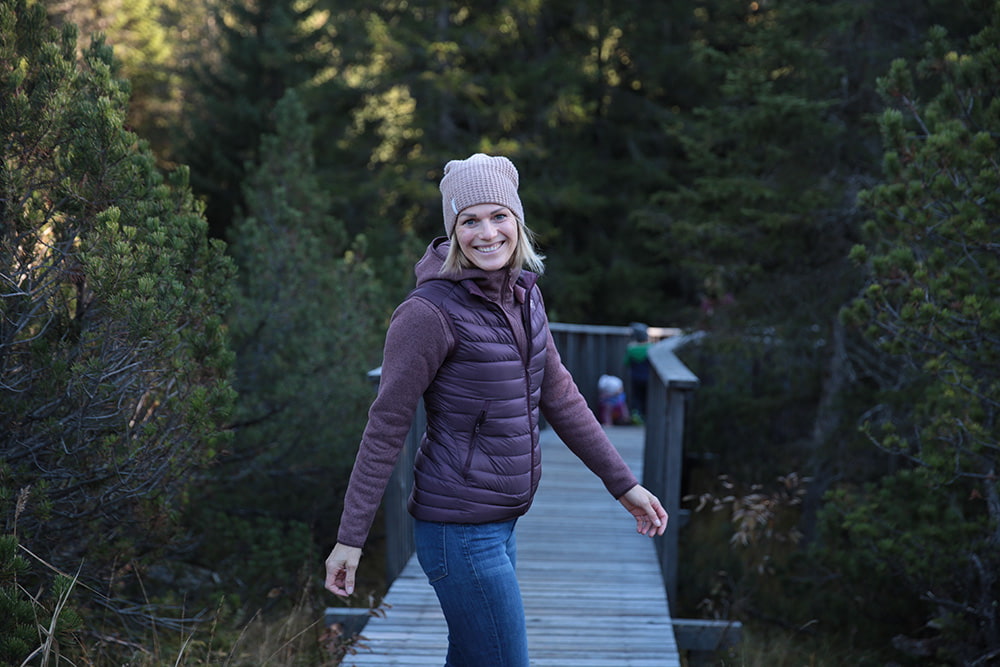 Marlies Raich beim Wandern im Herbst