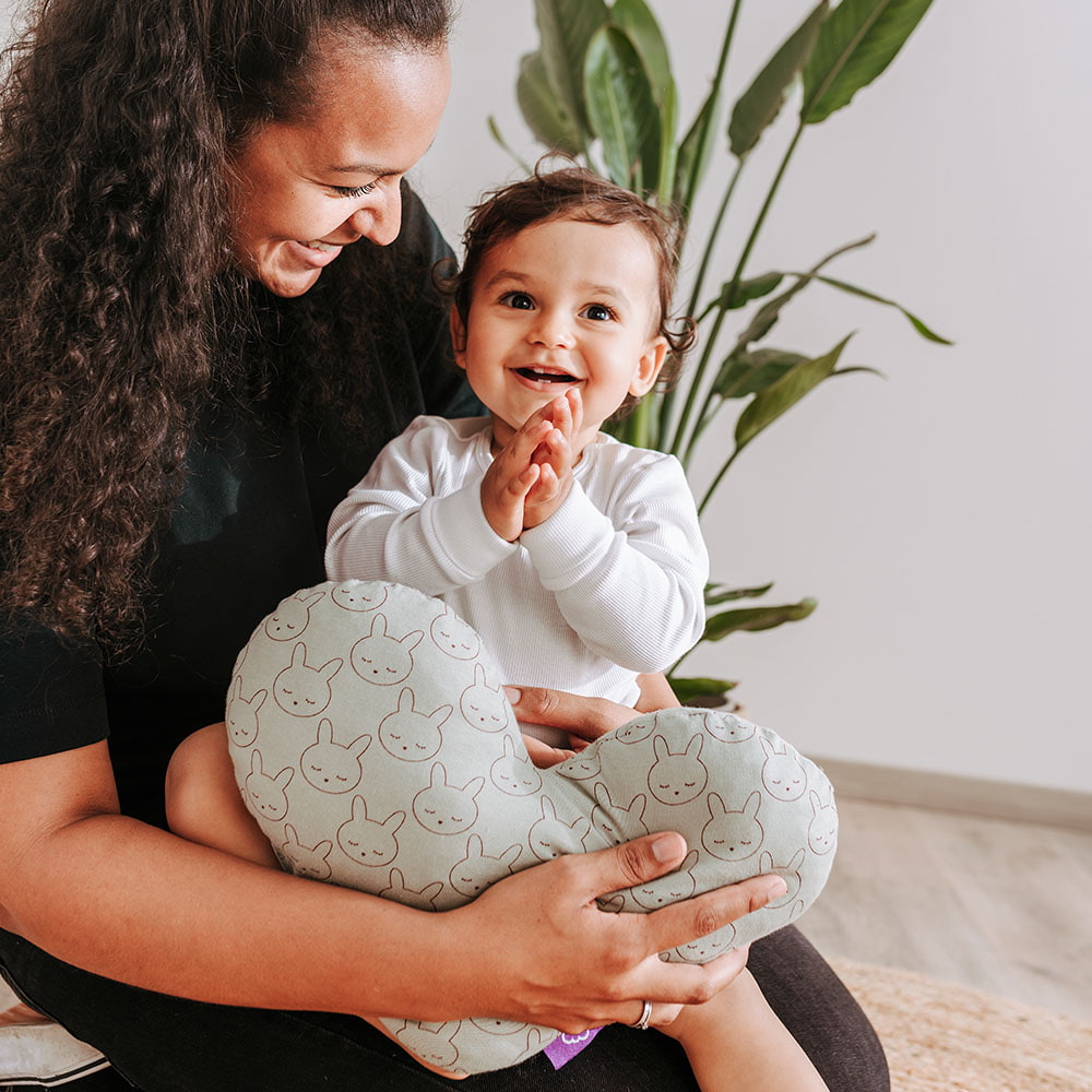 Abracitos de bebé con mamá y cojín de peluche Abracitos de bebé con mamá y cojín de peluche