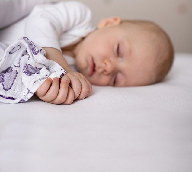 El bebé duerme en un colchón Träumeland El bebé duerme en un colchón Träumeland