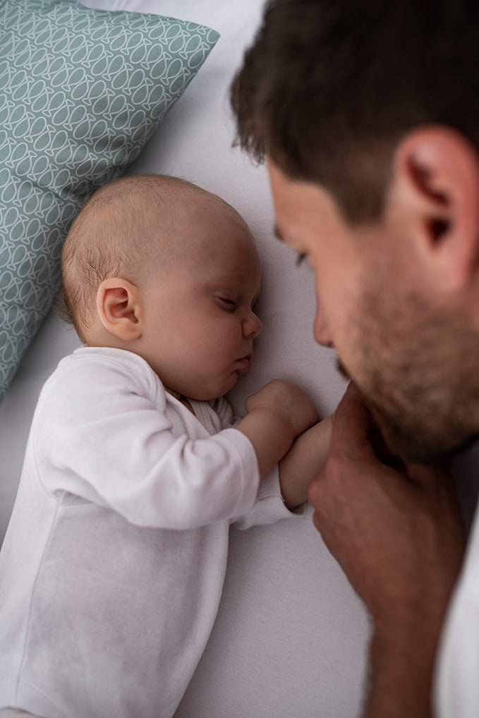 Vater mit schlafendem baby Vater mit schlafendem baby
