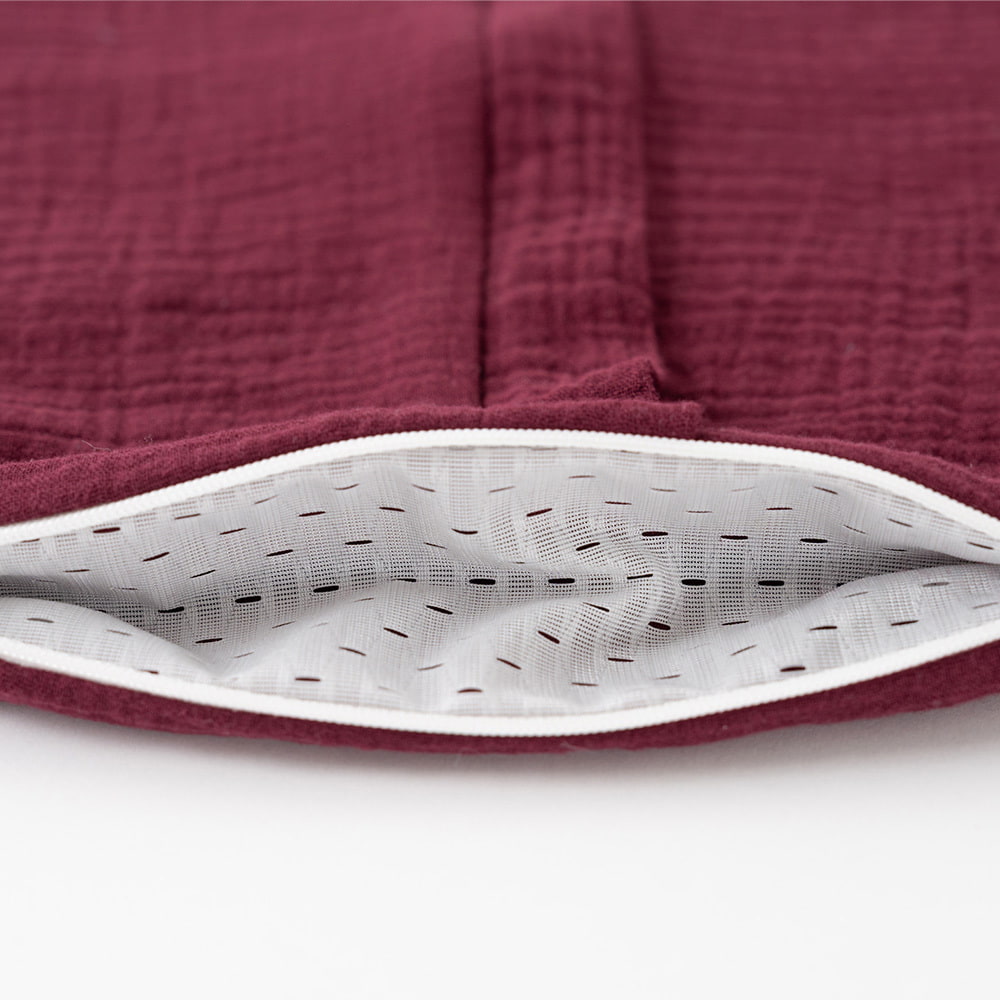 Summer Sleeping bag in cotton muslin red berry detail ventilation slit