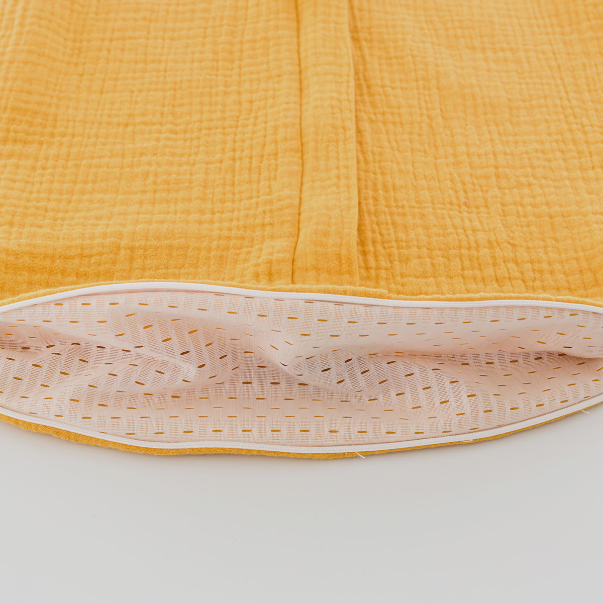 Sommerschlafsack aus Baumwollmusselin in senfgelb Detailfoto vom Belüftungsschlitz