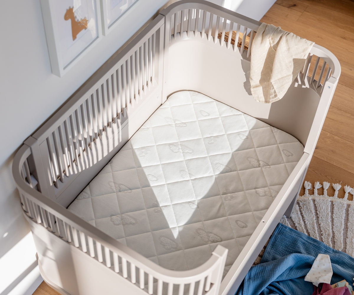 Träumeland mattress lies in the Sebra bed