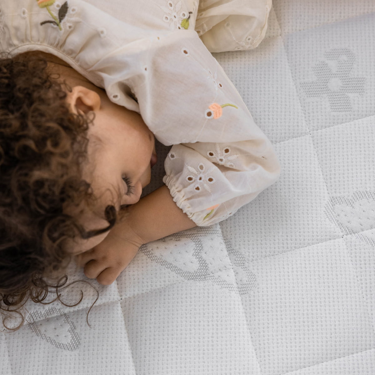 Child on Träumeland mattress
