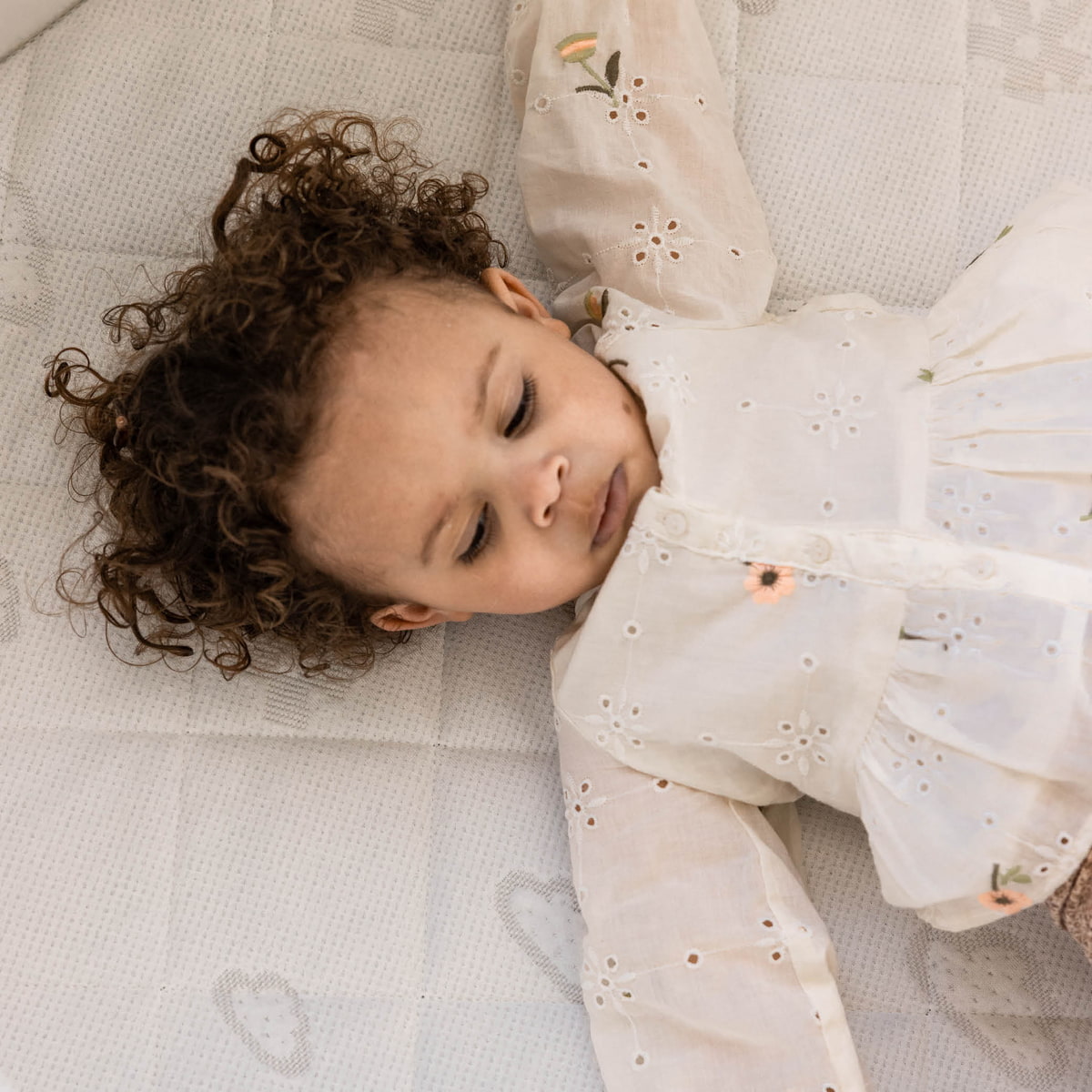 Child lies on Träumeland mattress