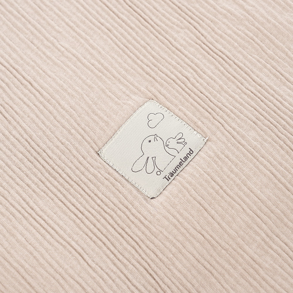 Signature Kuscheldecke in der Farbe taupe Hasenaufnäher