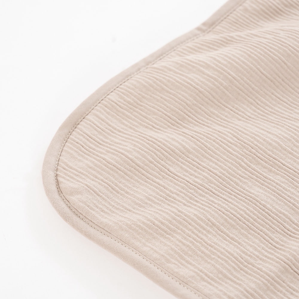Signature Kuscheldecke in der Farbe taupe Detail