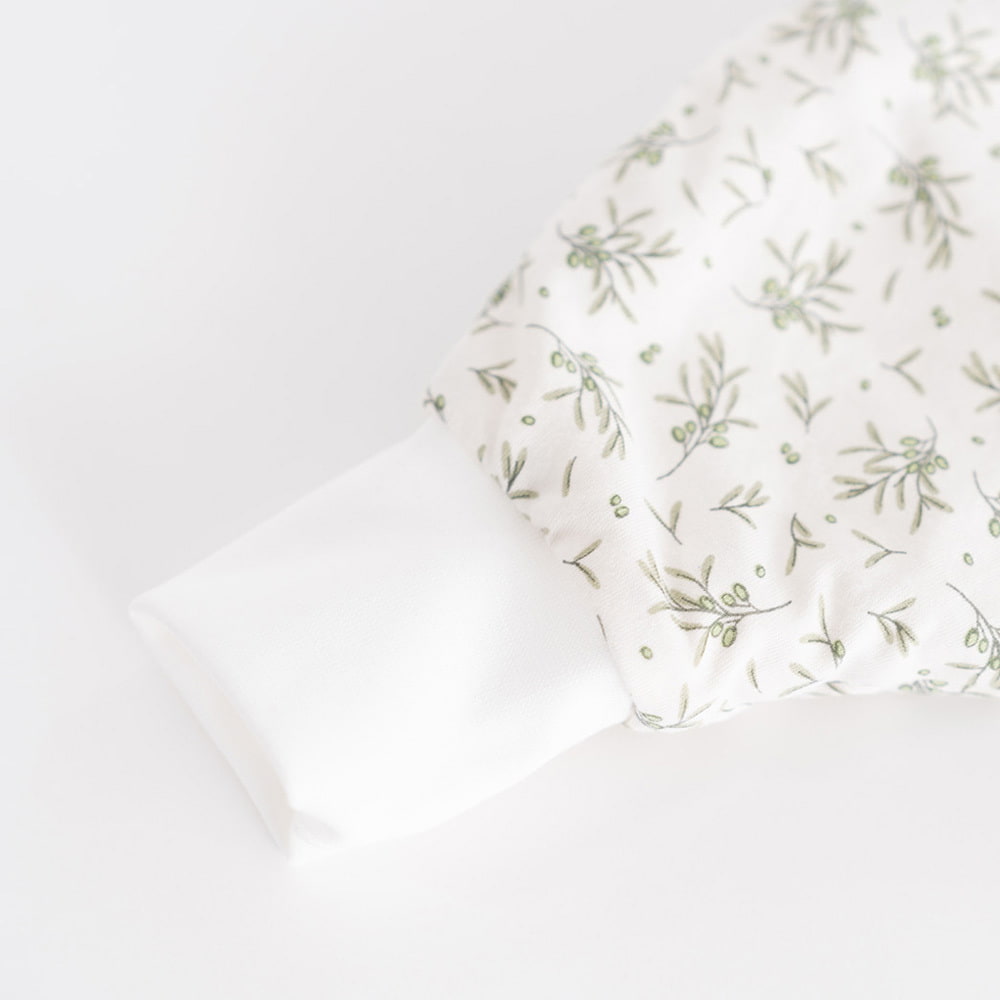 Sleeping bag with legs in olive feet design