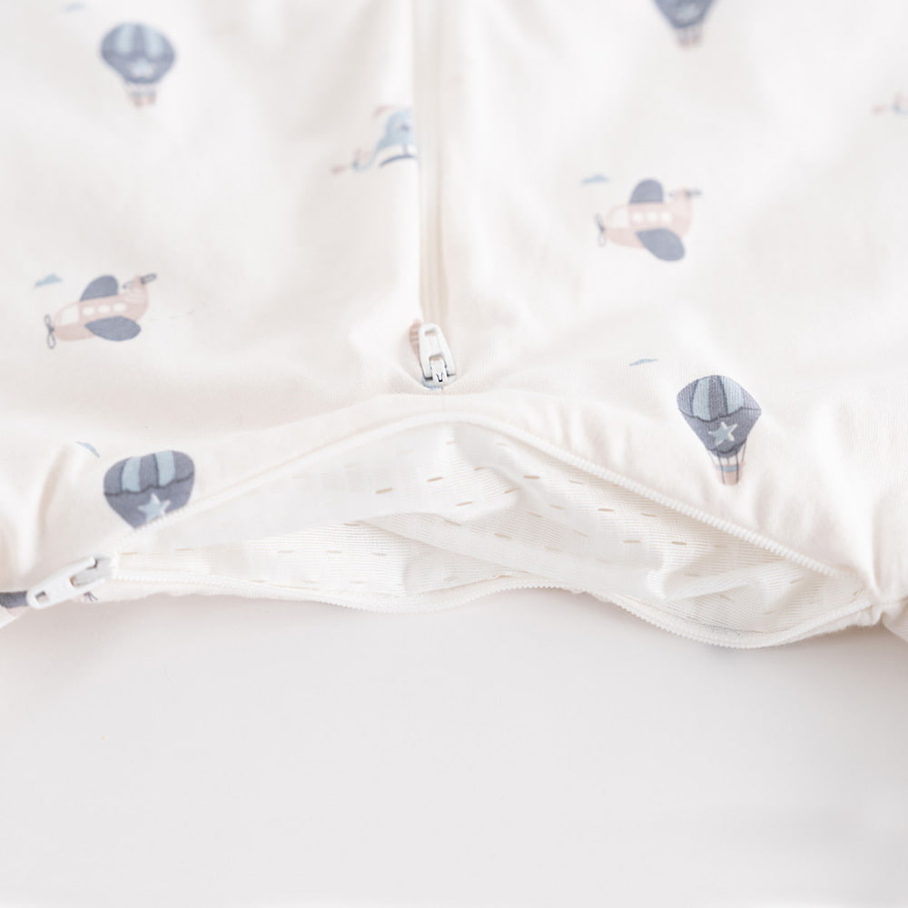 Sleeping bag with legs in Volare ventilation design