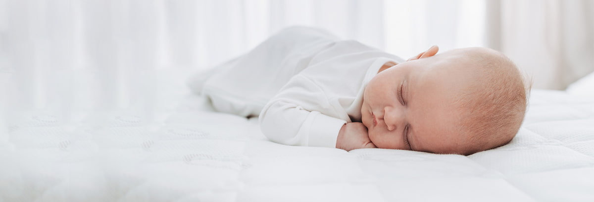 baby-schlaeft-erstausstattung-baby