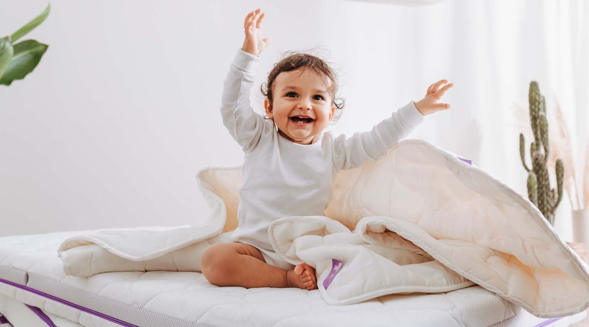 Spielendes Baby mit Schlafsack mit Füßen schlafsack-mit-füßen-traeumeland-baby-aktiv-spielt-schlafsack