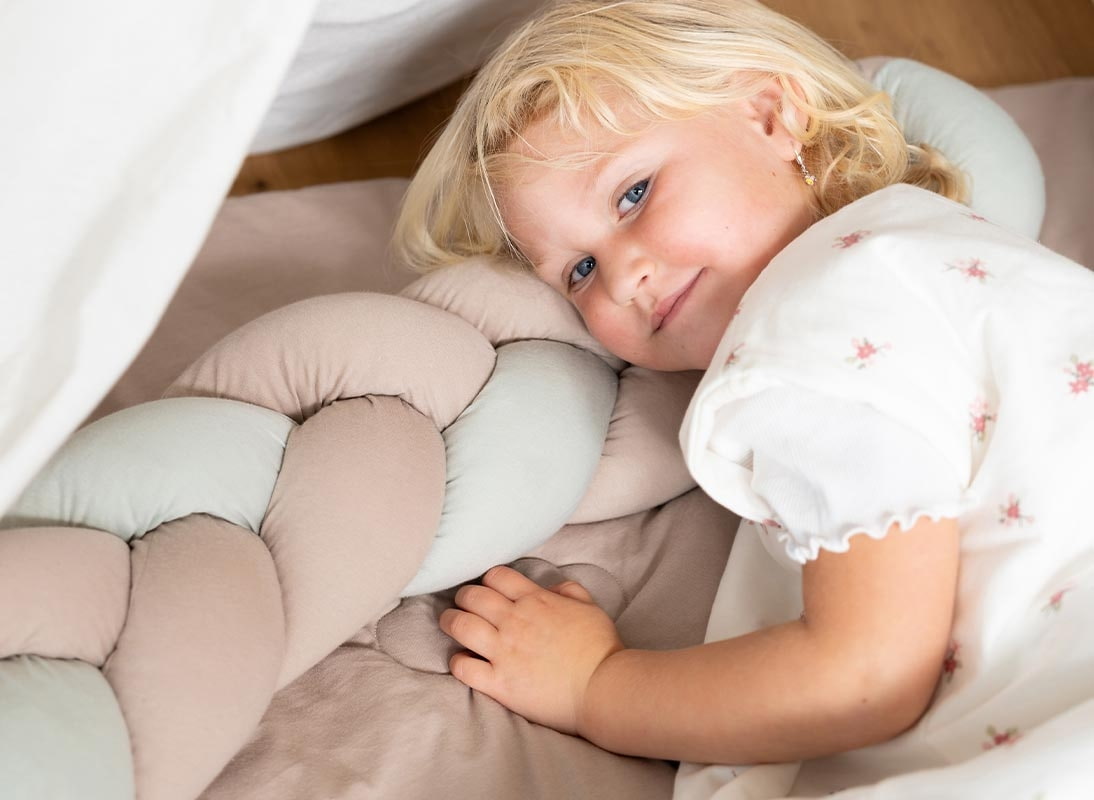 Bettschlange Träumeland traeumeland-bettschlange-kind-kuscheln