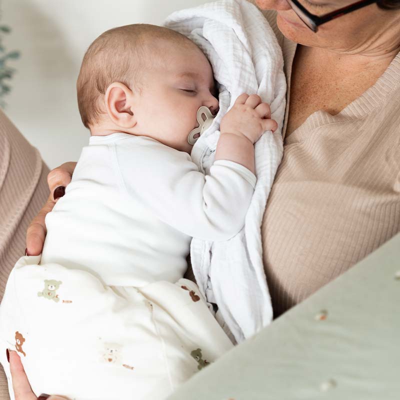 Baby with romper bag in bed traeumeland-strampelsack-baby-sleep