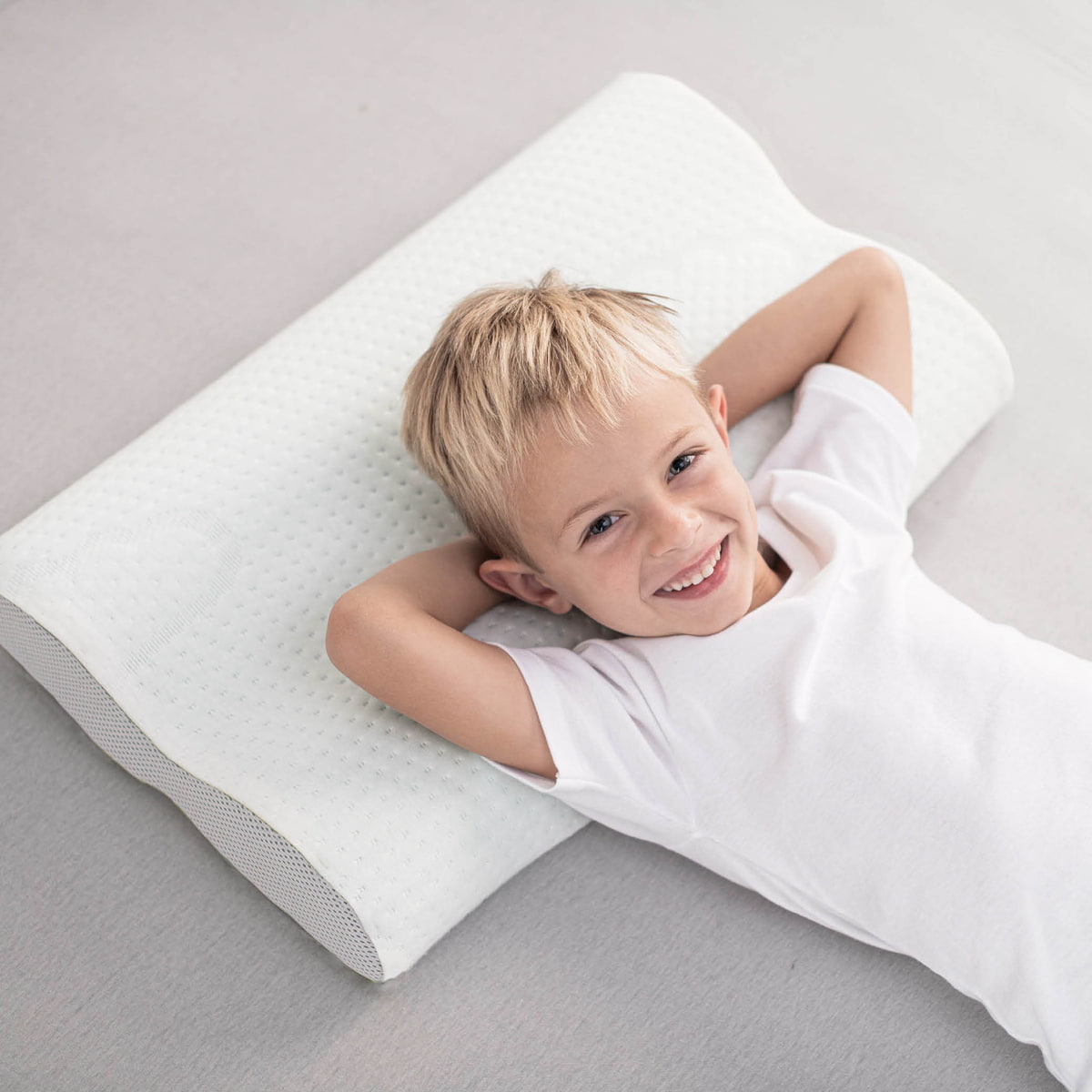 kind-liegt-auf-kinderkissen-ergo