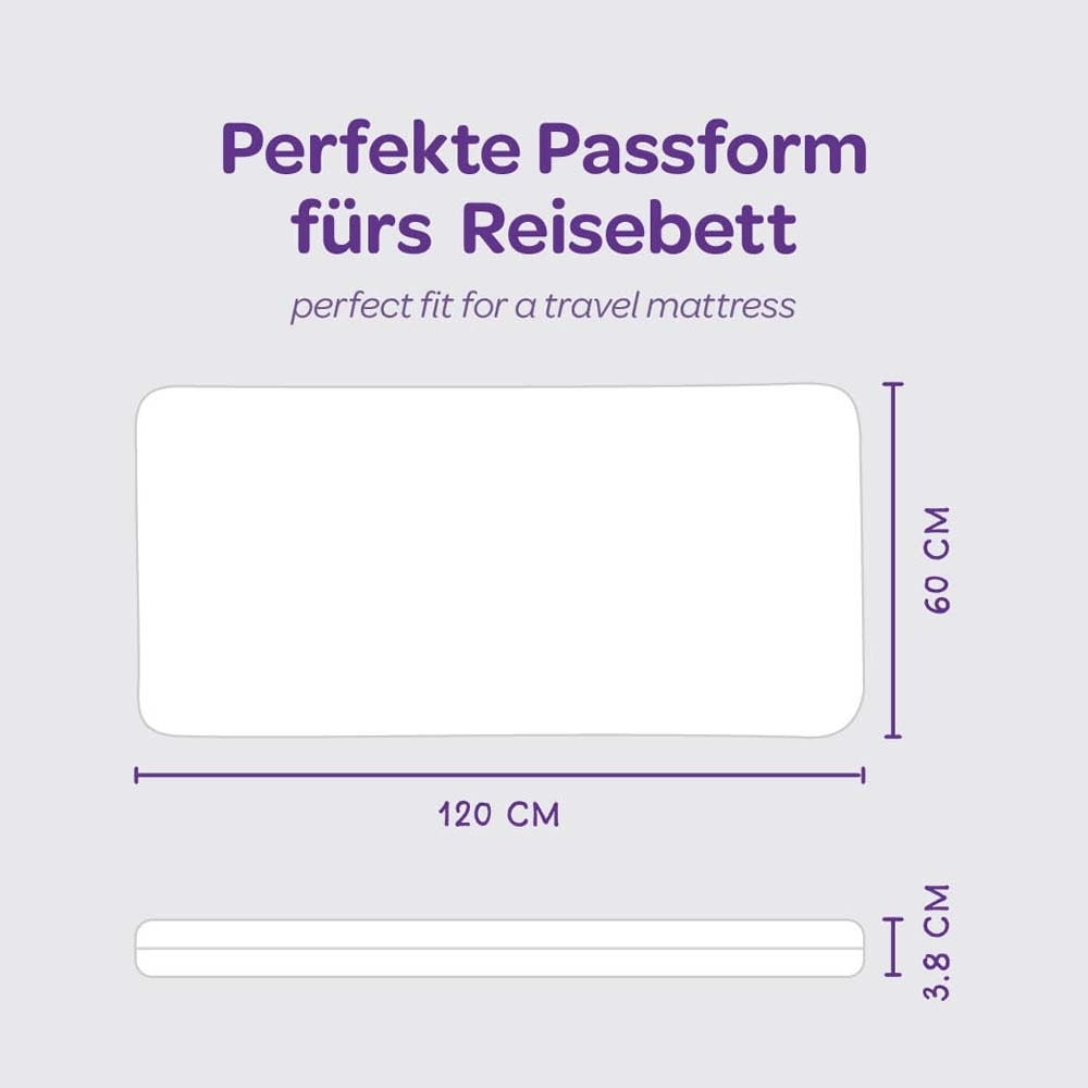 Baby mit Hut auf Reisematratze