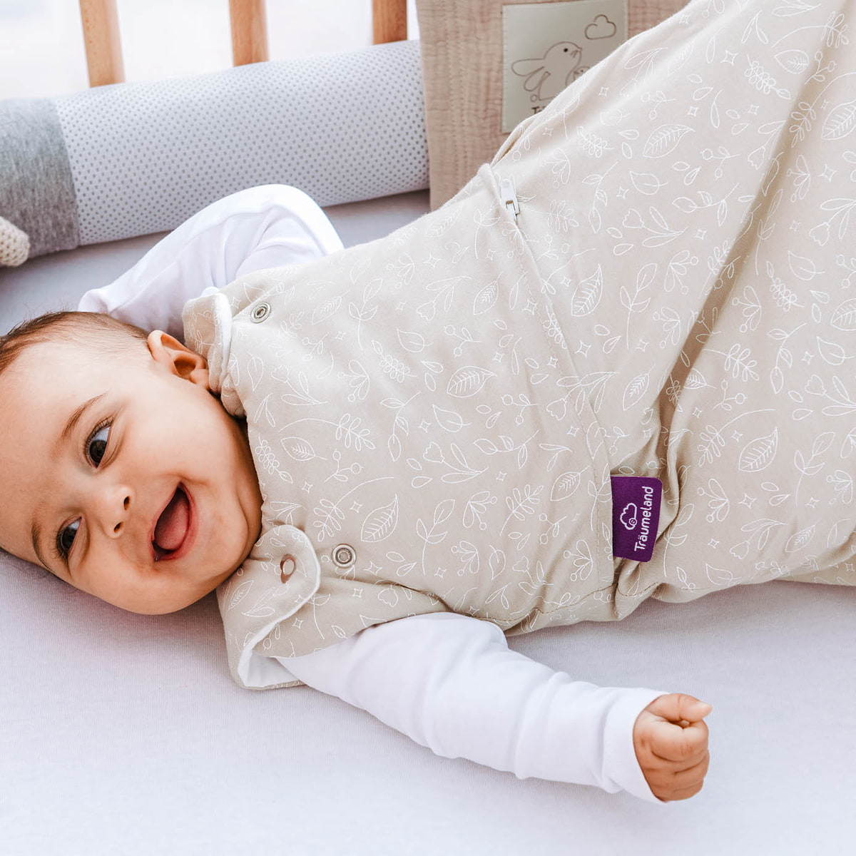 Bebé con almohada y saco de dormir
