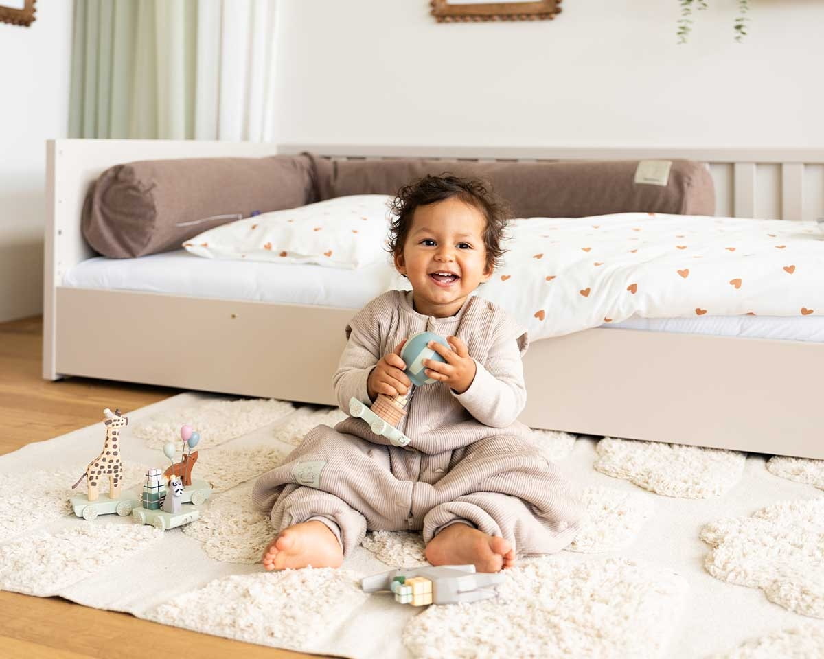 Playing baby with sleeping bag with feet sleeping-bag-with-feet-traeumeland-baby-actively-plays-sleeping-bag